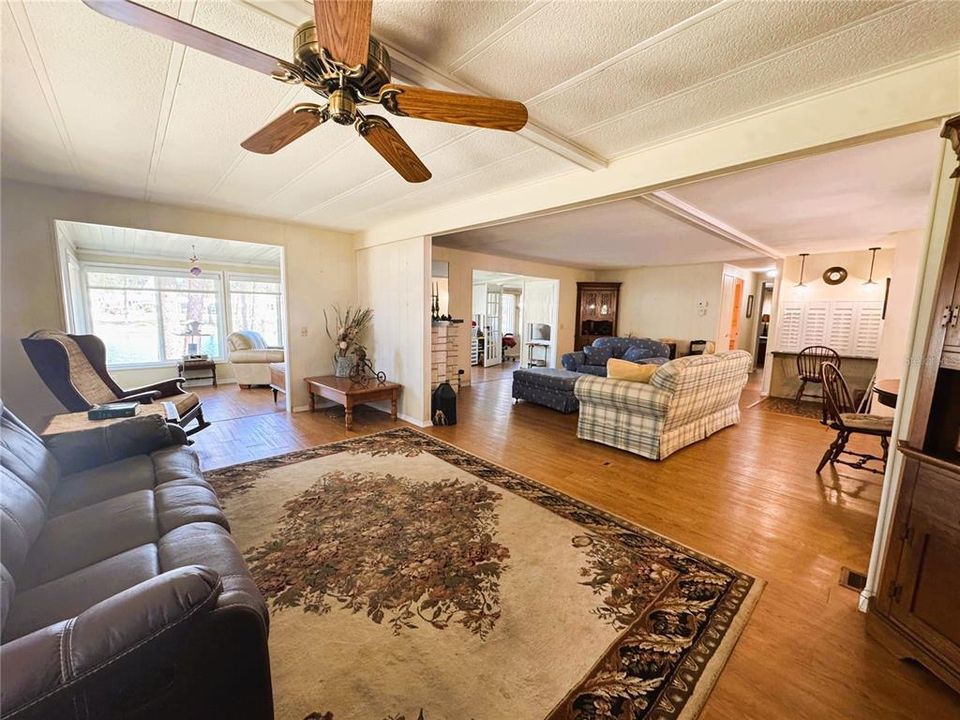 待售: $239,000 (3 贝兹, 2 浴室, 1936 平方英尺)