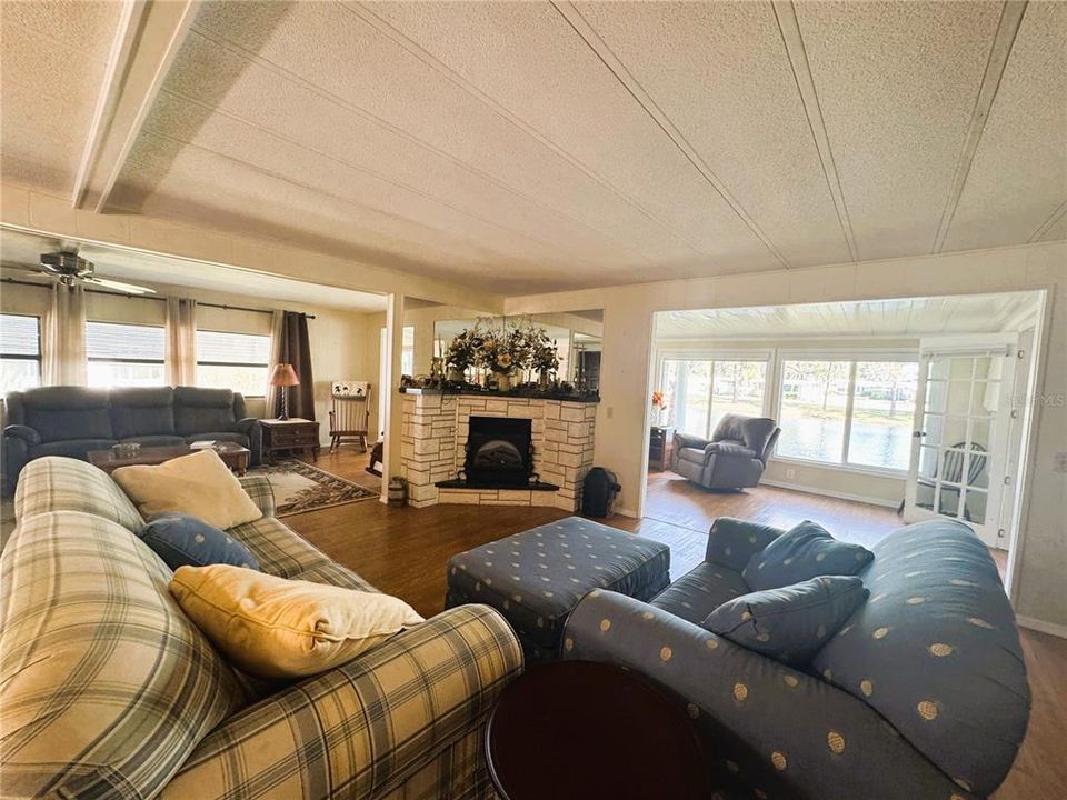 待售: $239,000 (3 贝兹, 2 浴室, 1936 平方英尺)