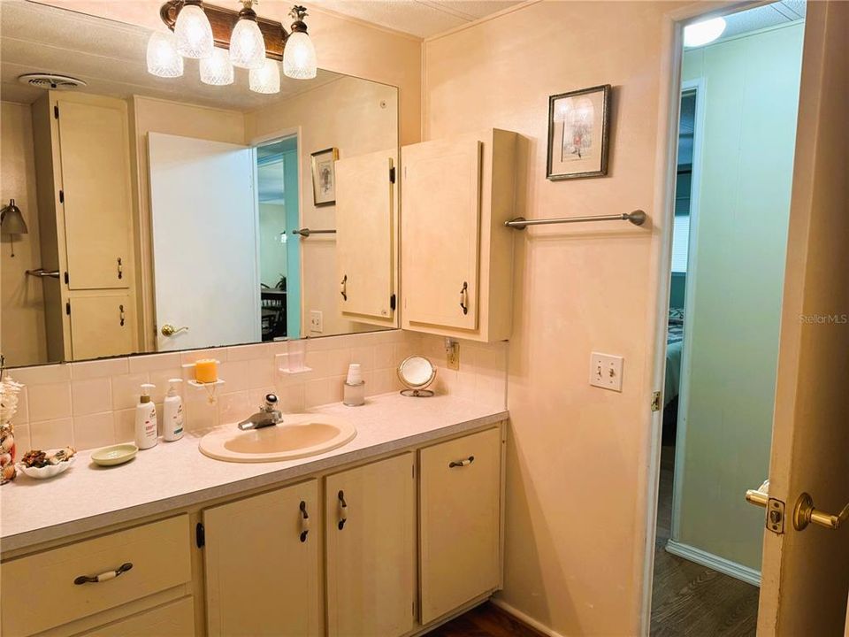 待售: $239,000 (3 贝兹, 2 浴室, 1936 平方英尺)