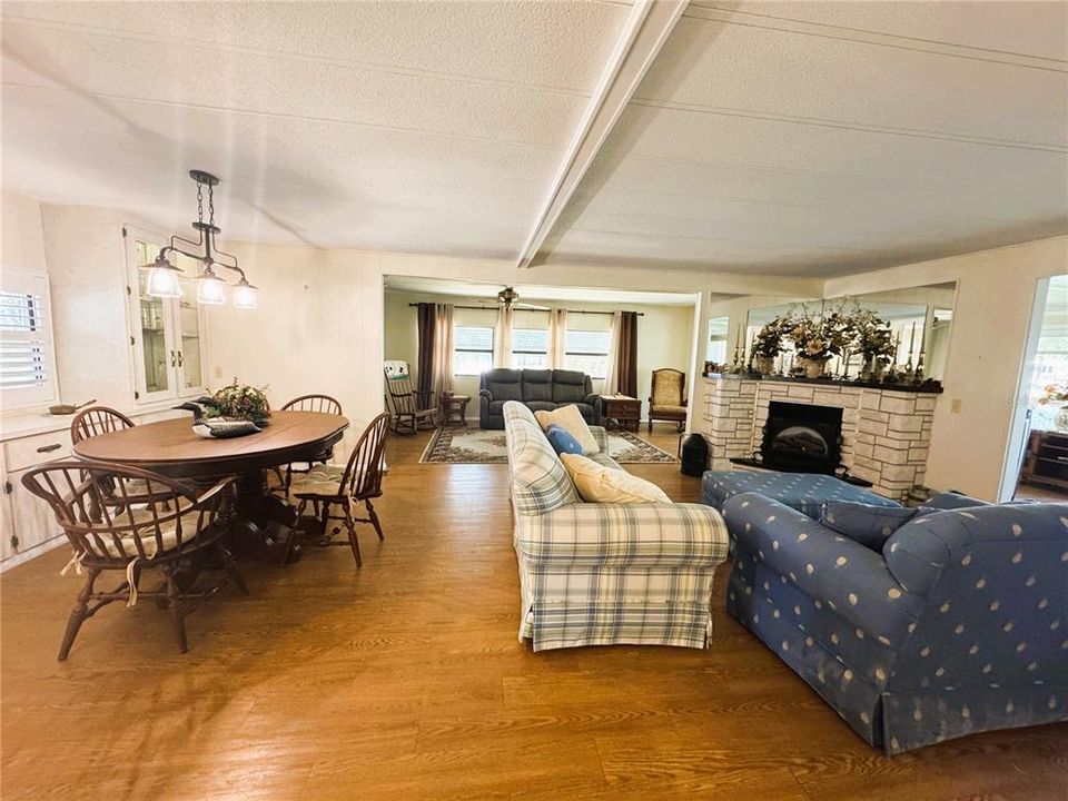 待售: $239,000 (3 贝兹, 2 浴室, 1936 平方英尺)