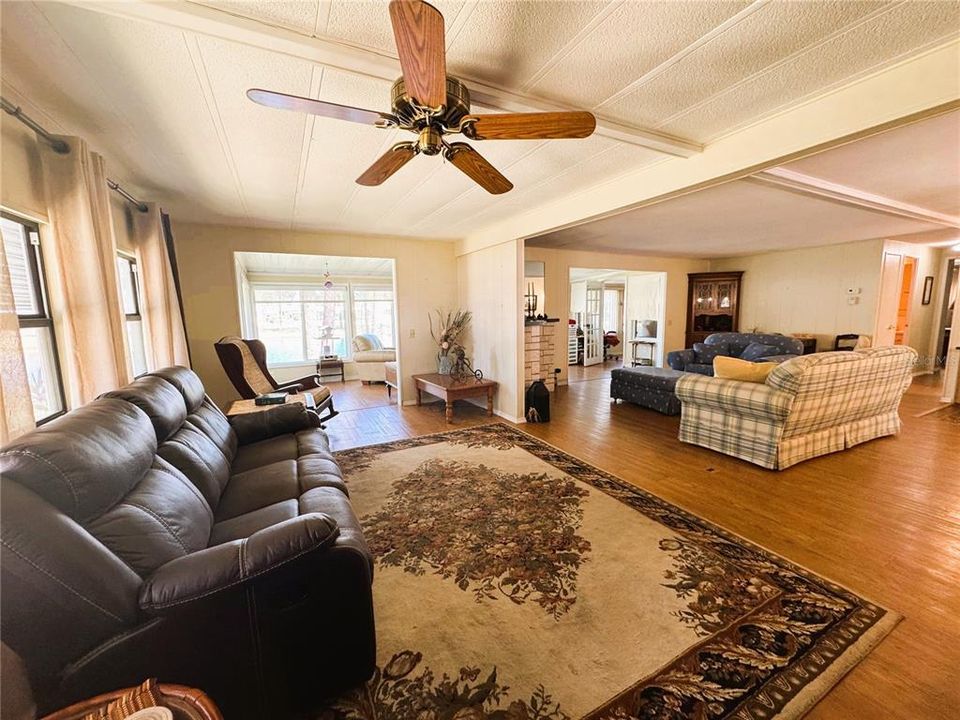 待售: $239,000 (3 贝兹, 2 浴室, 1936 平方英尺)