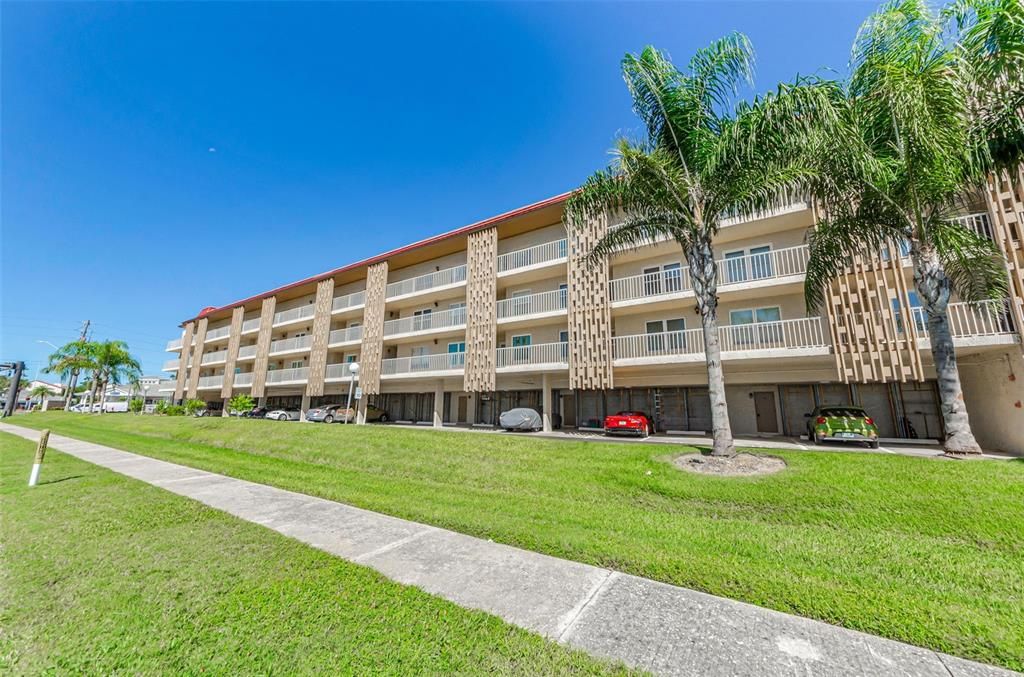 For Rent: $3,900 (2 beds, 2 baths, 1090 Square Feet)