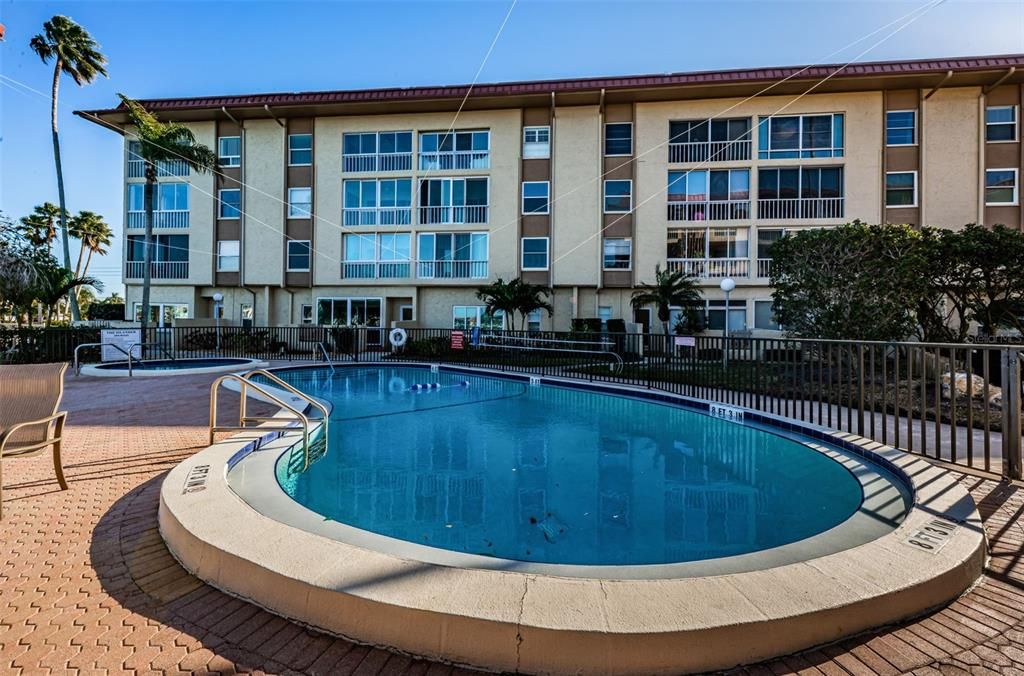 For Rent: $3,900 (2 beds, 2 baths, 1090 Square Feet)