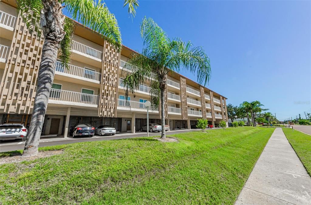 For Rent: $3,900 (2 beds, 2 baths, 1090 Square Feet)