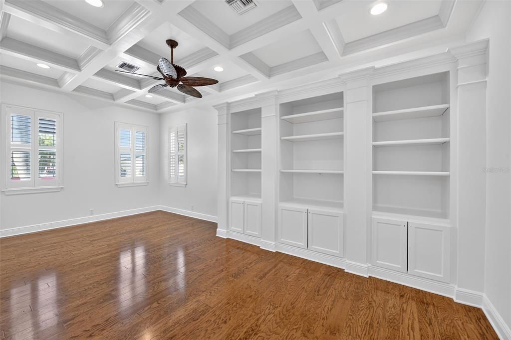 合同活跃: $1,279,000 (4 贝兹, 4 浴室, 3915 平方英尺)