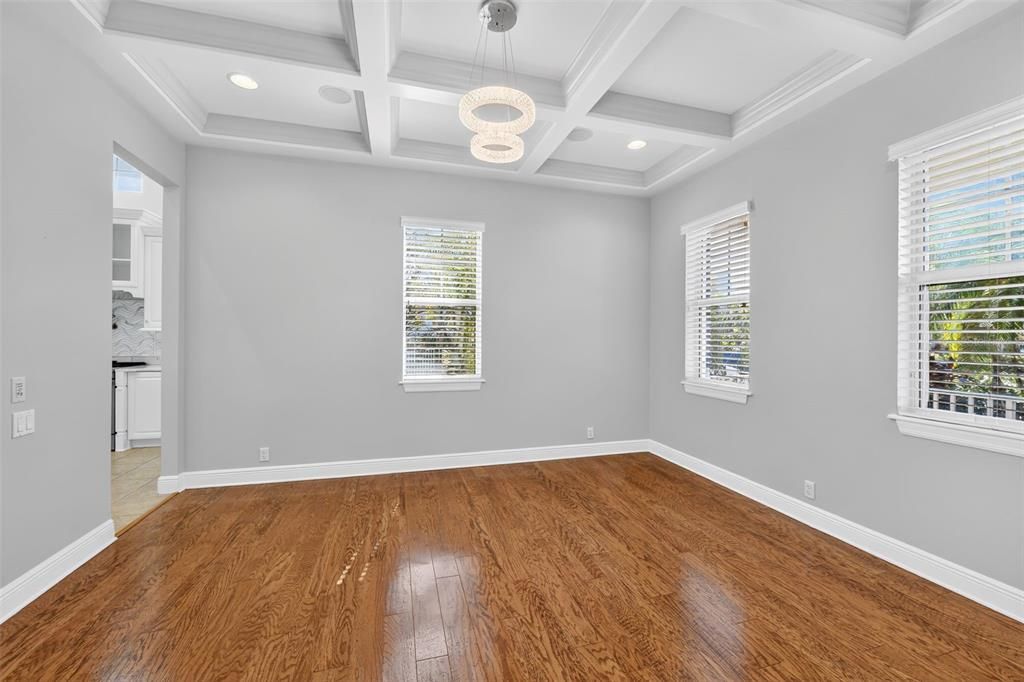 合同活跃: $1,279,000 (4 贝兹, 4 浴室, 3915 平方英尺)