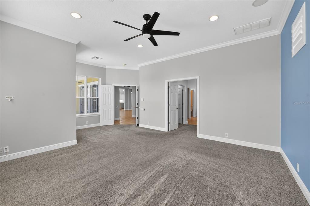 合同活跃: $1,279,000 (4 贝兹, 4 浴室, 3915 平方英尺)