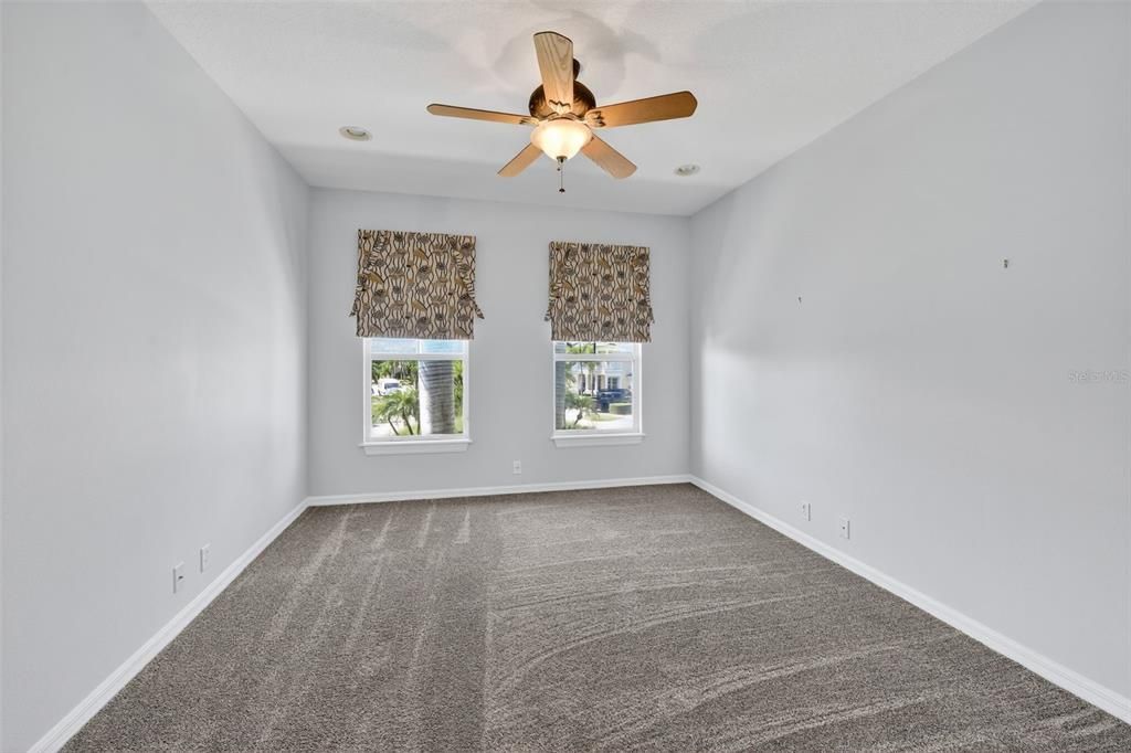 合同活跃: $1,279,000 (4 贝兹, 4 浴室, 3915 平方英尺)