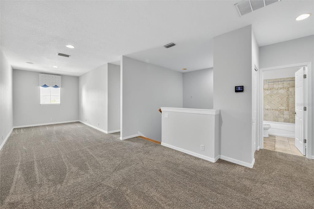 合同活跃: $1,279,000 (4 贝兹, 4 浴室, 3915 平方英尺)