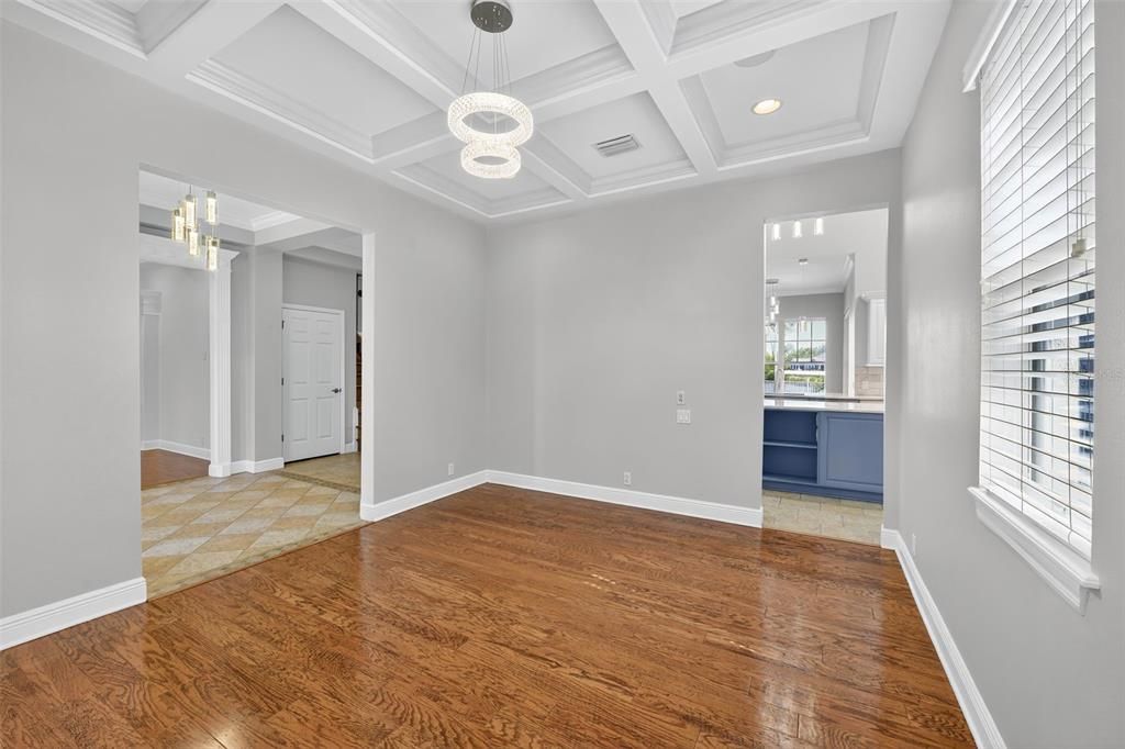 合同活跃: $1,279,000 (4 贝兹, 4 浴室, 3915 平方英尺)