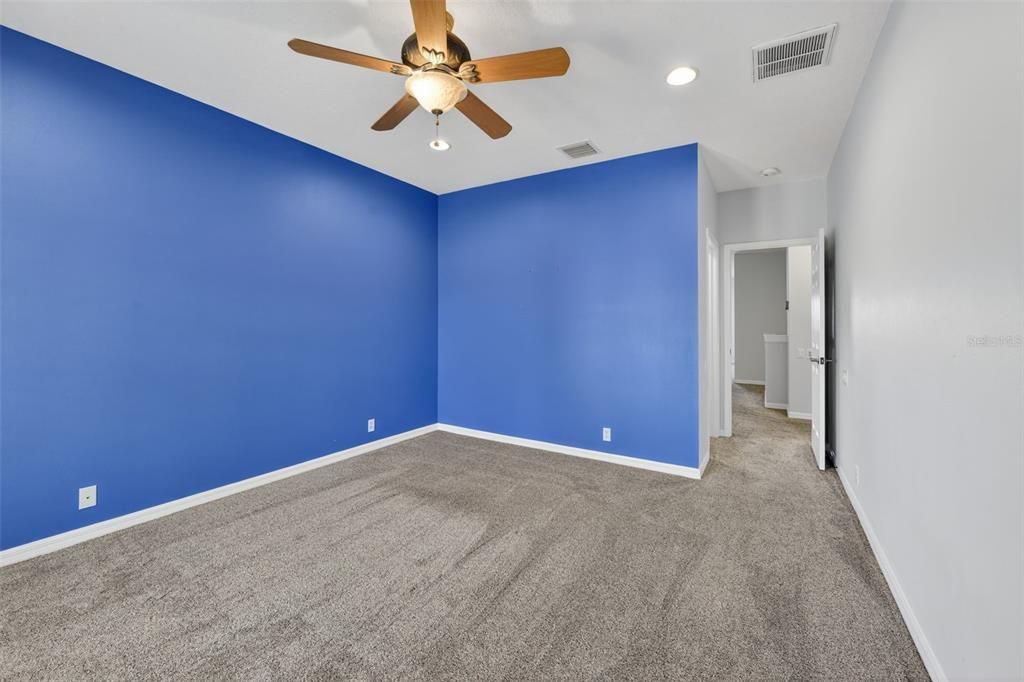 合同活跃: $1,279,000 (4 贝兹, 4 浴室, 3915 平方英尺)