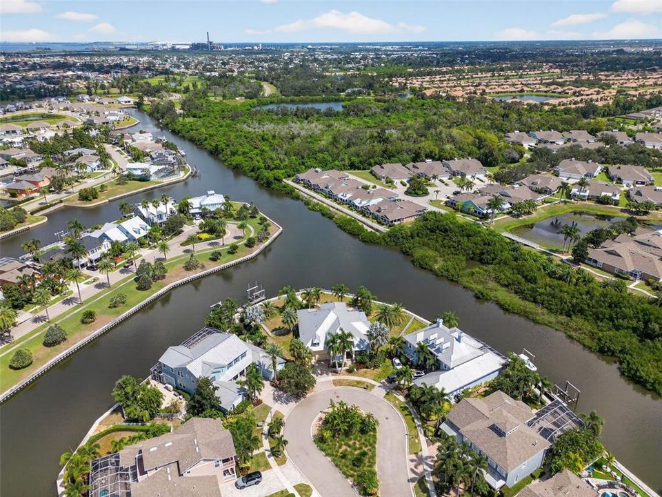 合同活跃: $1,279,000 (4 贝兹, 4 浴室, 3915 平方英尺)