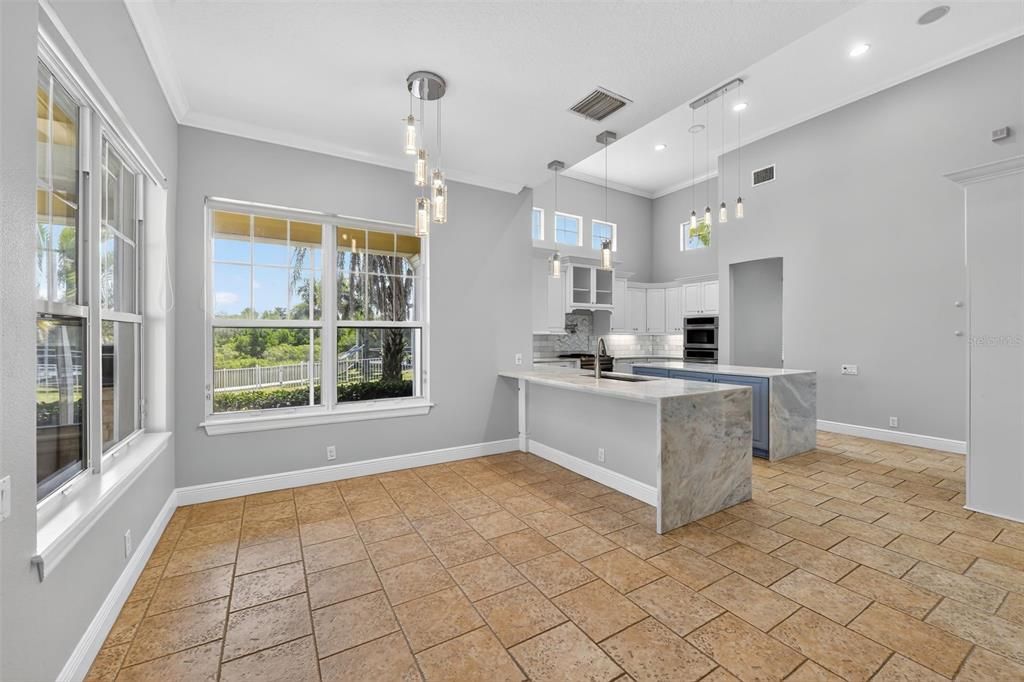 合同活跃: $1,279,000 (4 贝兹, 4 浴室, 3915 平方英尺)