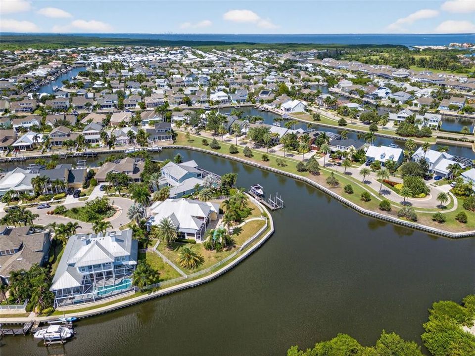 合同活跃: $1,279,000 (4 贝兹, 4 浴室, 3915 平方英尺)