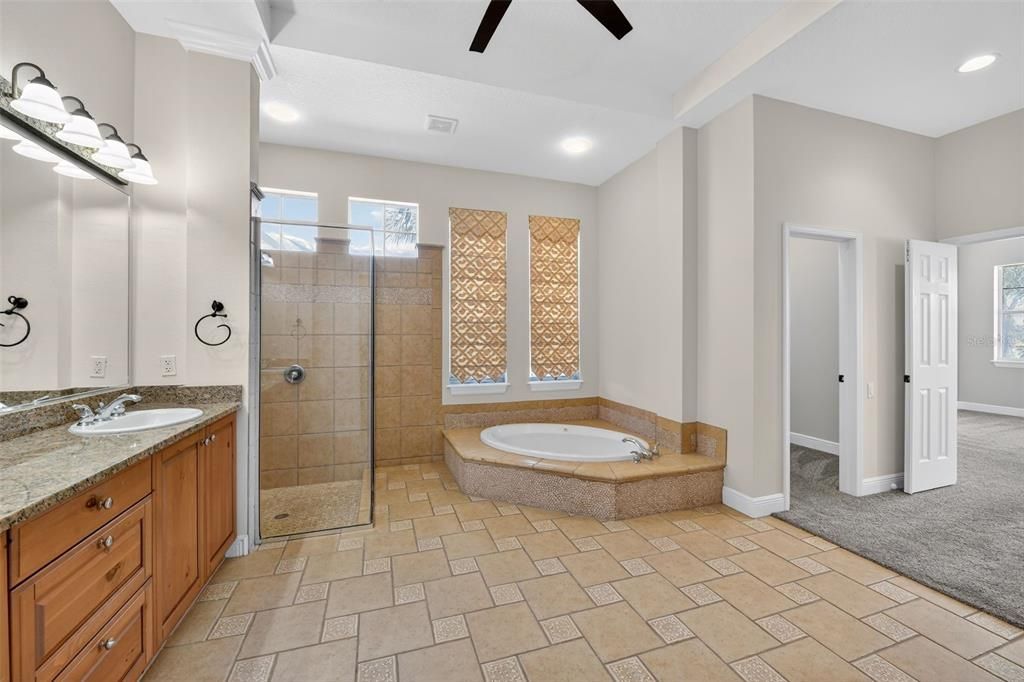 合同活跃: $1,279,000 (4 贝兹, 4 浴室, 3915 平方英尺)