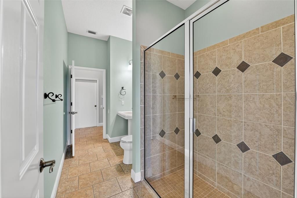 合同活跃: $1,279,000 (4 贝兹, 4 浴室, 3915 平方英尺)