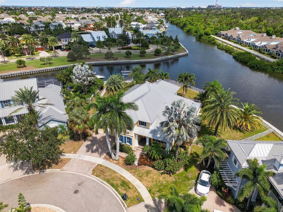 合同活跃: $1,279,000 (4 贝兹, 4 浴室, 3915 平方英尺)