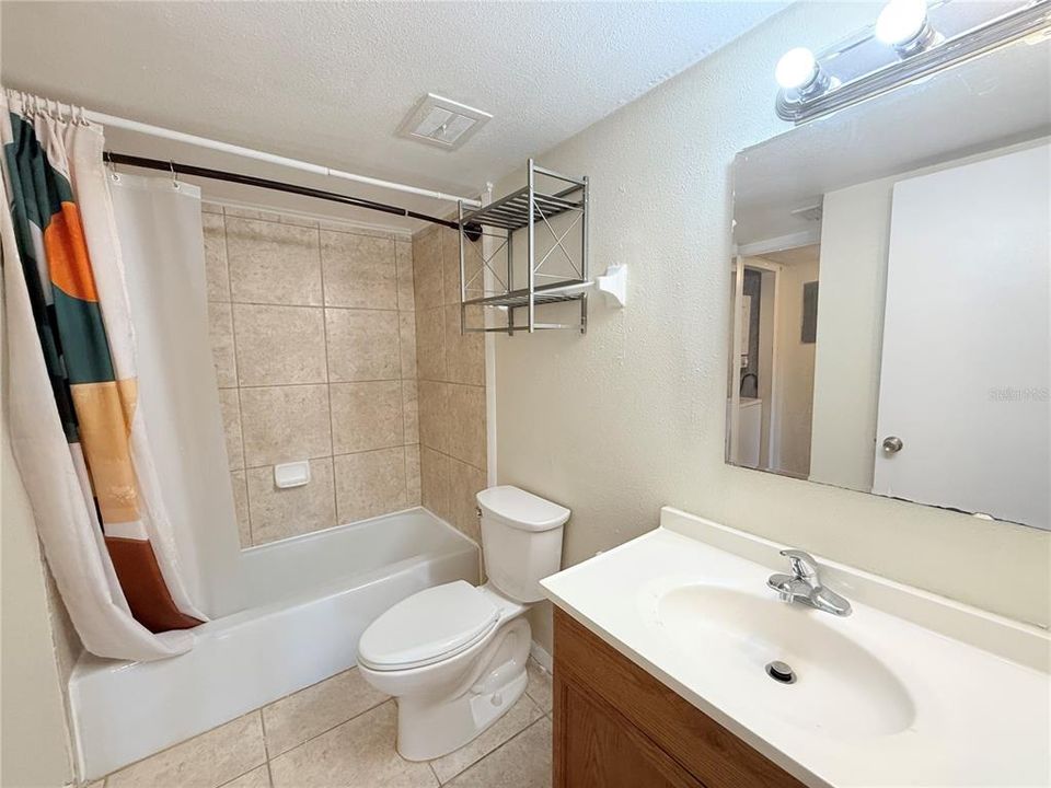 Activo con contrato: $99,000 (1 camas, 1 baños, 825 Pies cuadrados)