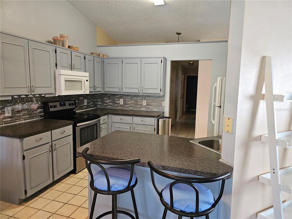 Под контрактом: $367,110 (3 спален, 2 ванн, 1657 Квадратных фут)