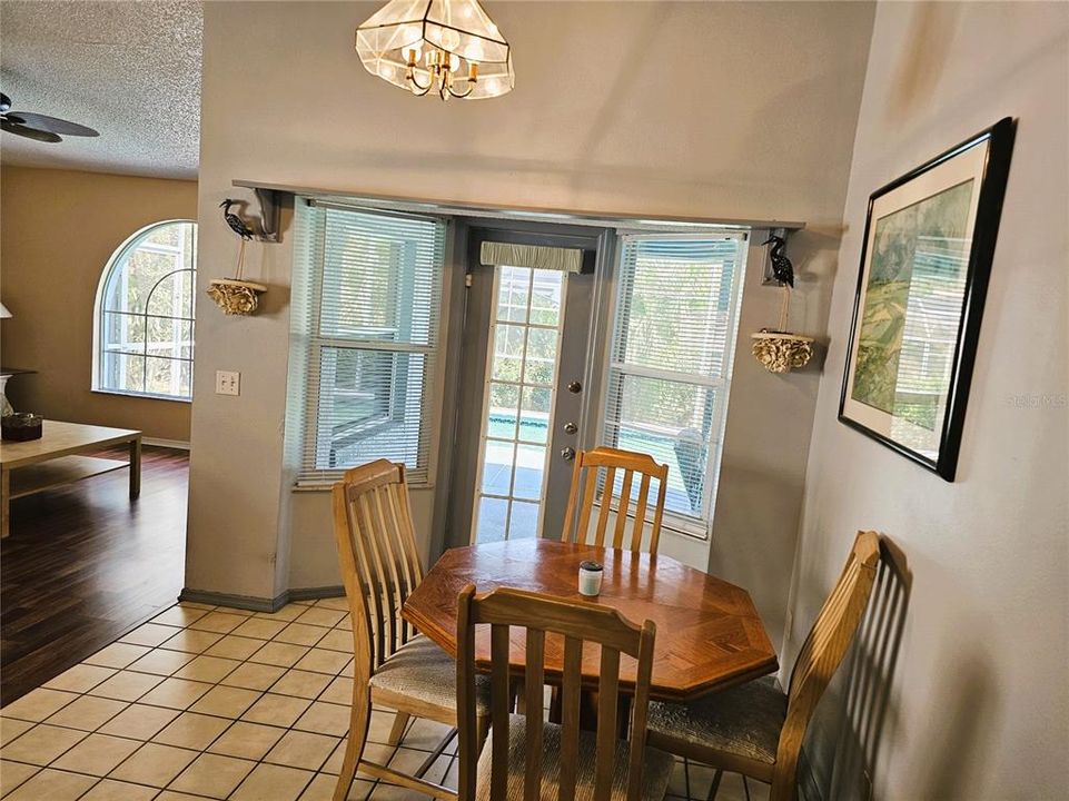 Под контрактом: $367,110 (3 спален, 2 ванн, 1657 Квадратных фут)