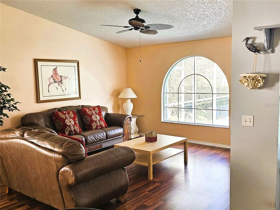 Под контрактом: $367,110 (3 спален, 2 ванн, 1657 Квадратных фут)