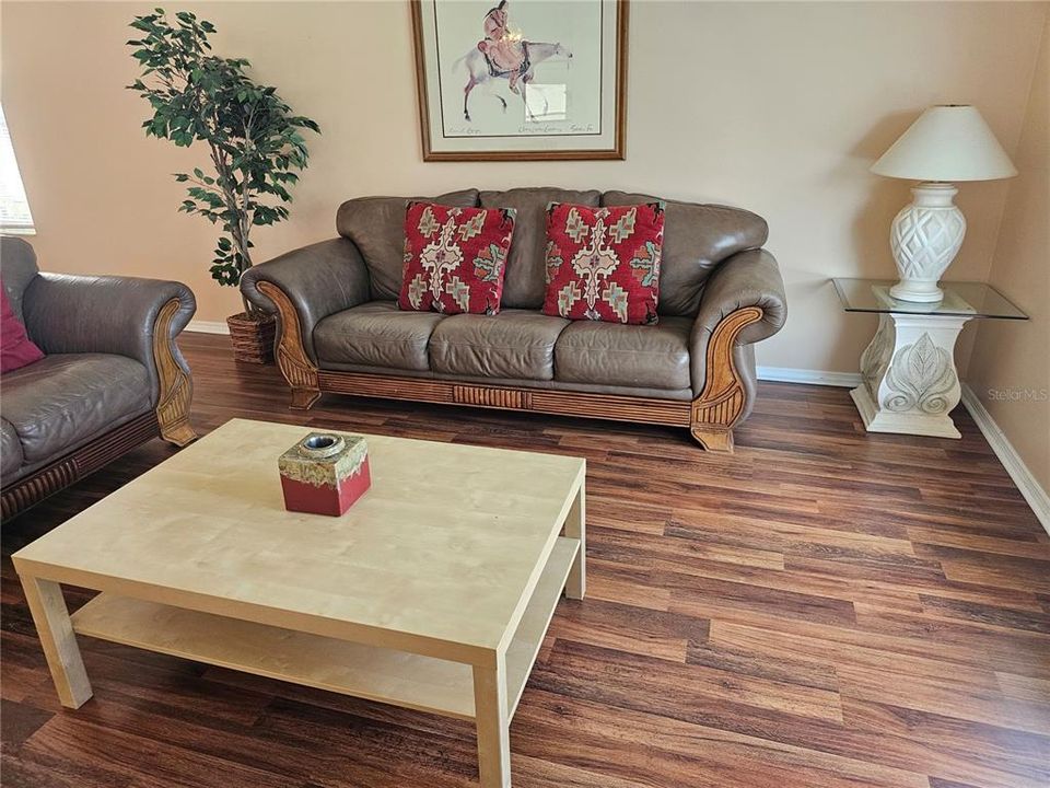 Под контрактом: $367,110 (3 спален, 2 ванн, 1657 Квадратных фут)