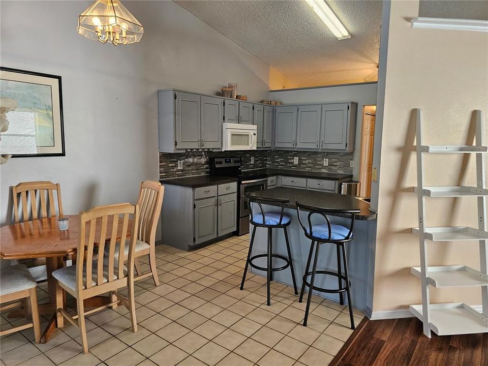 Под контрактом: $367,110 (3 спален, 2 ванн, 1657 Квадратных фут)