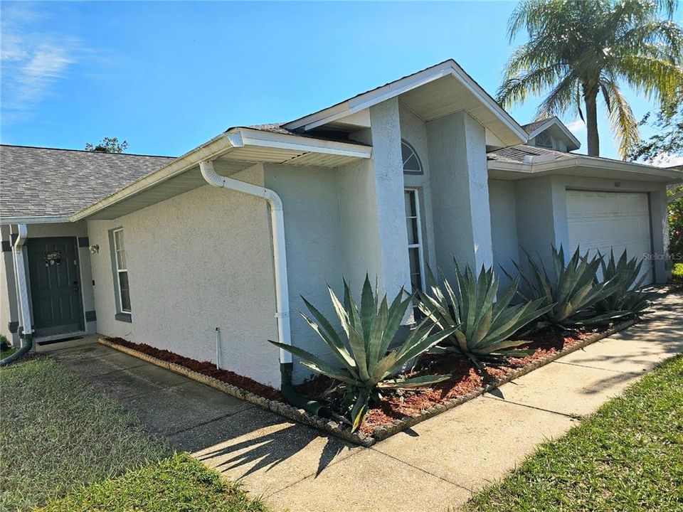 Под контрактом: $367,110 (3 спален, 2 ванн, 1657 Квадратных фут)