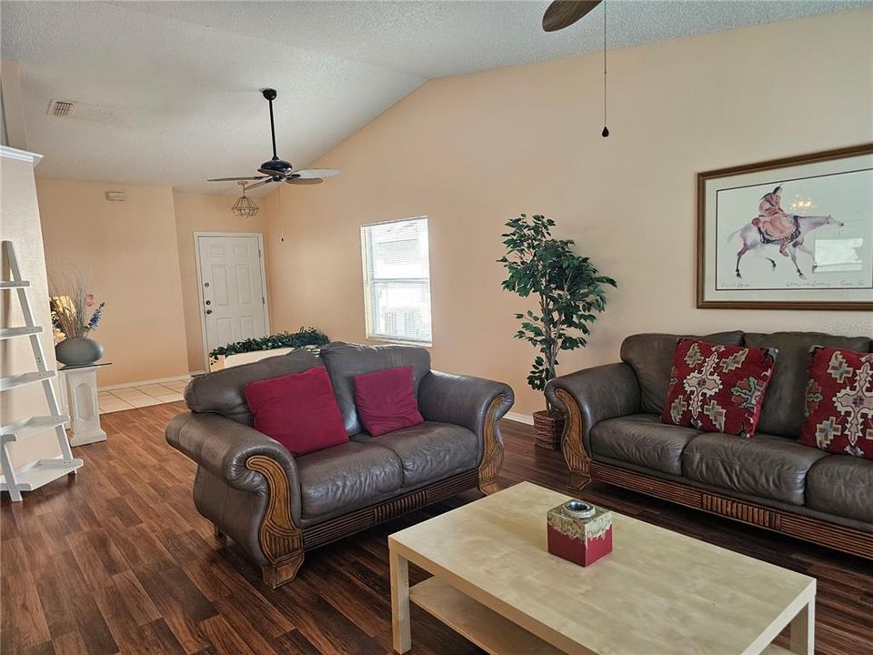 Под контрактом: $367,110 (3 спален, 2 ванн, 1657 Квадратных фут)