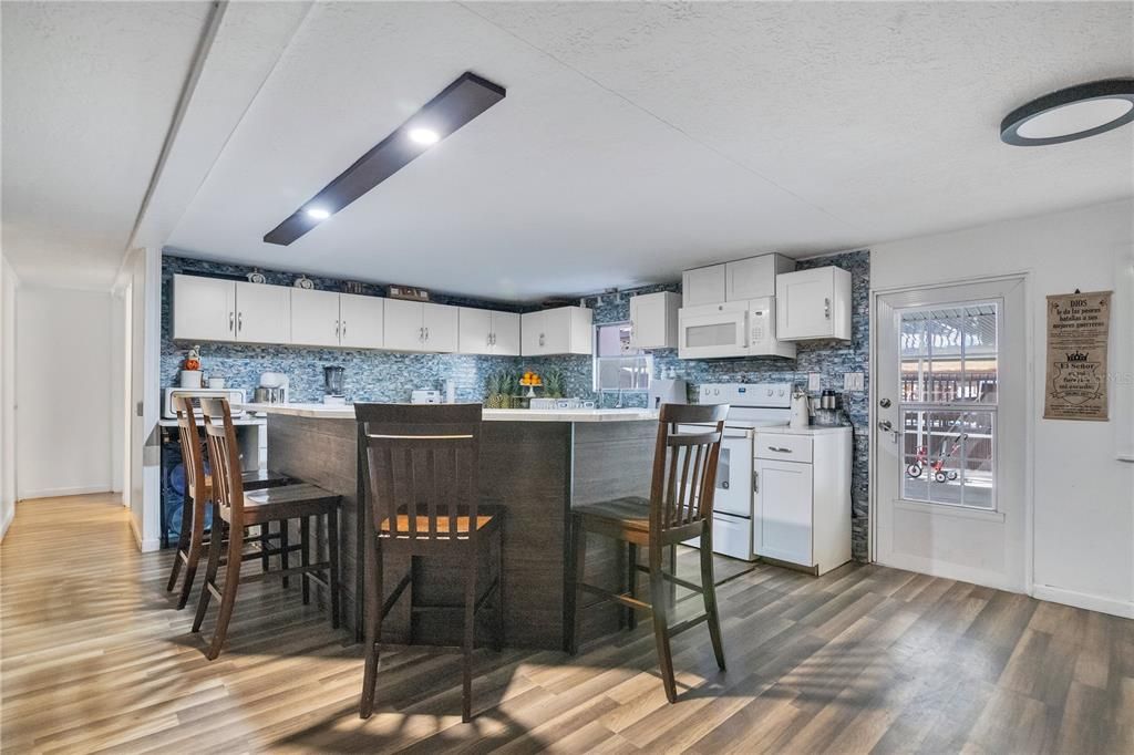 待售: $999,000 (4 贝兹, 4 浴室, 1724 平方英尺)