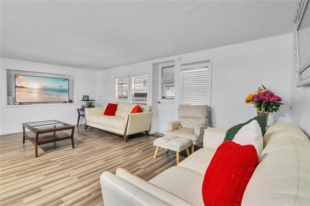 待售: $999,000 (4 贝兹, 4 浴室, 1724 平方英尺)