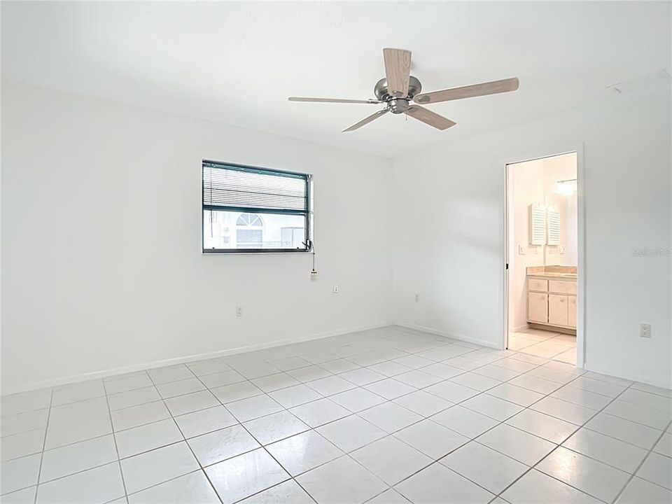 Под контрактом: $314,900 (3 спален, 2 ванн, 1588 Квадратных фут)