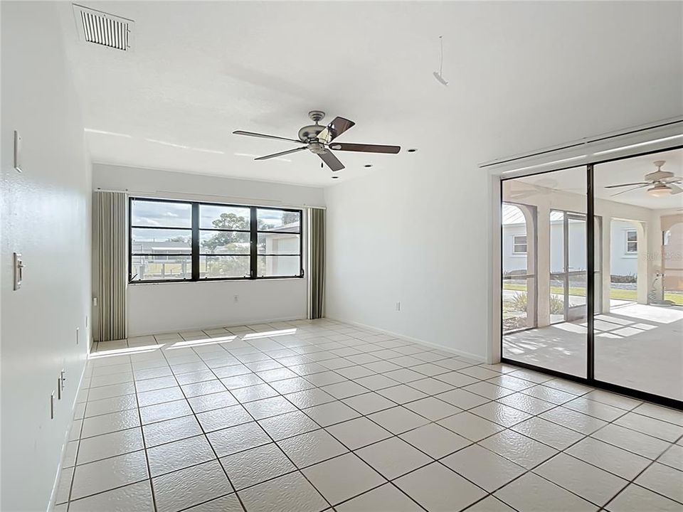 Под контрактом: $314,900 (3 спален, 2 ванн, 1588 Квадратных фут)