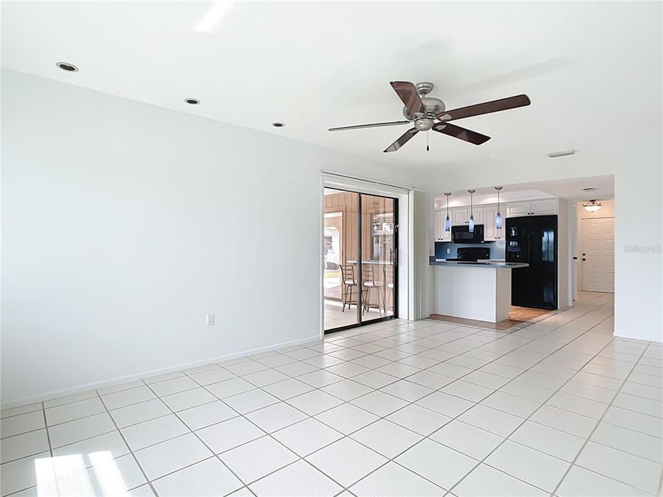 Под контрактом: $314,900 (3 спален, 2 ванн, 1588 Квадратных фут)