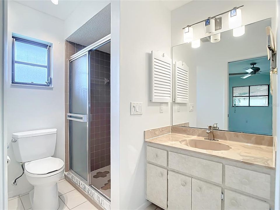 Под контрактом: $314,900 (3 спален, 2 ванн, 1588 Квадратных фут)