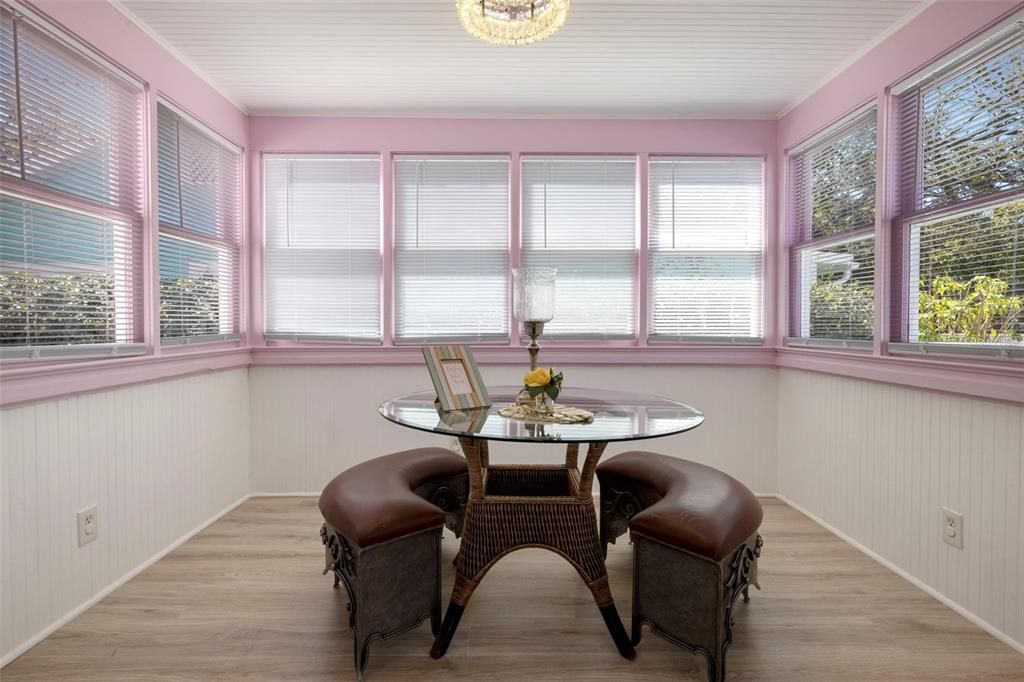 合同活跃: $425,000 (1 贝兹, 1 浴室, 1010 平方英尺)