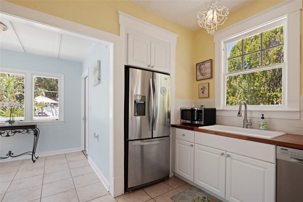 合同活跃: $425,000 (1 贝兹, 1 浴室, 1010 平方英尺)