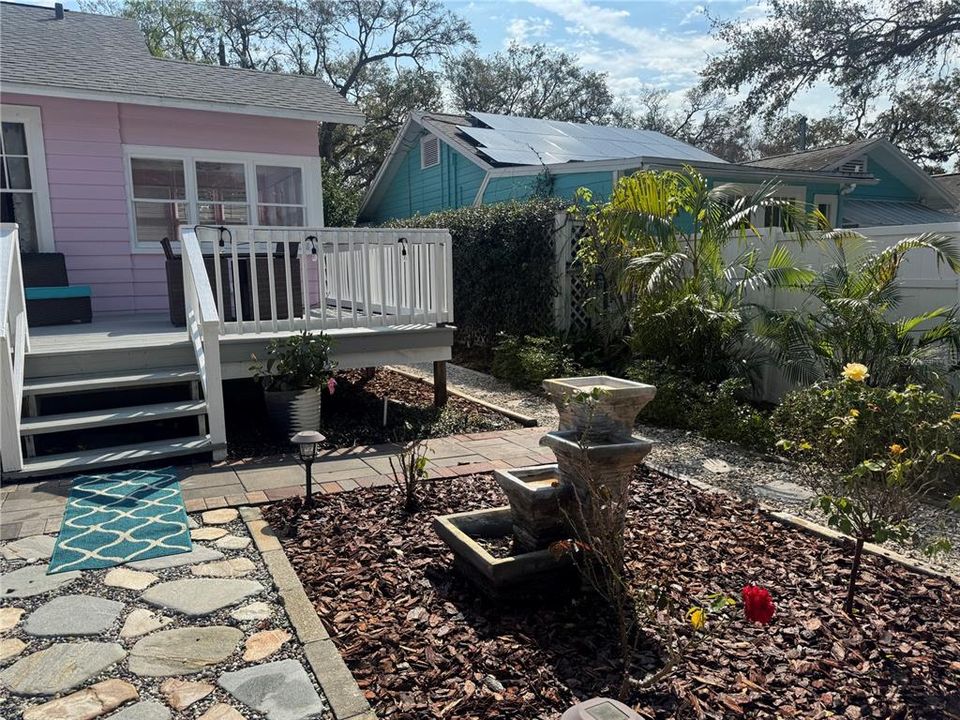 合同活跃: $425,000 (1 贝兹, 1 浴室, 1010 平方英尺)