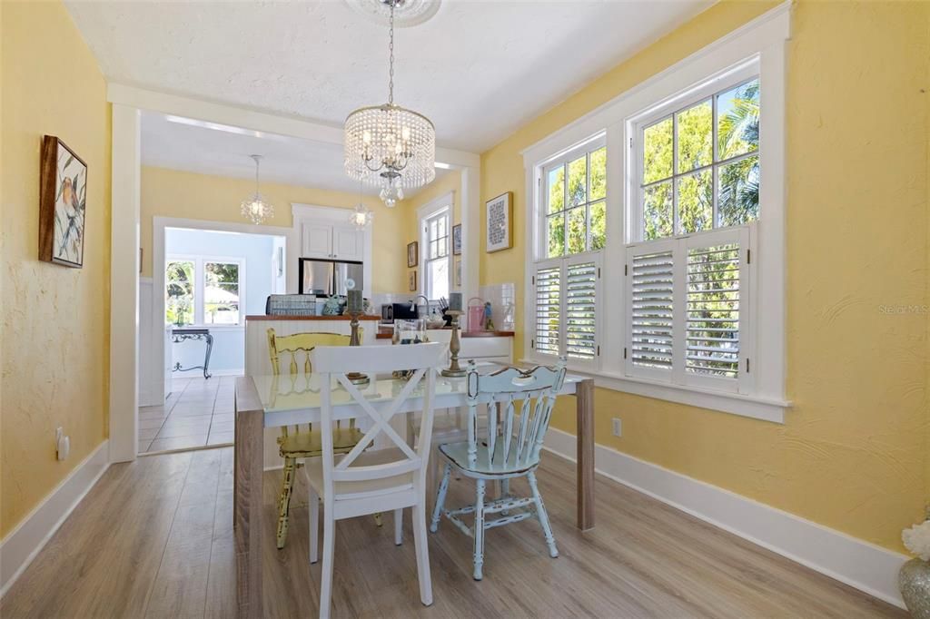 合同活跃: $425,000 (1 贝兹, 1 浴室, 1010 平方英尺)