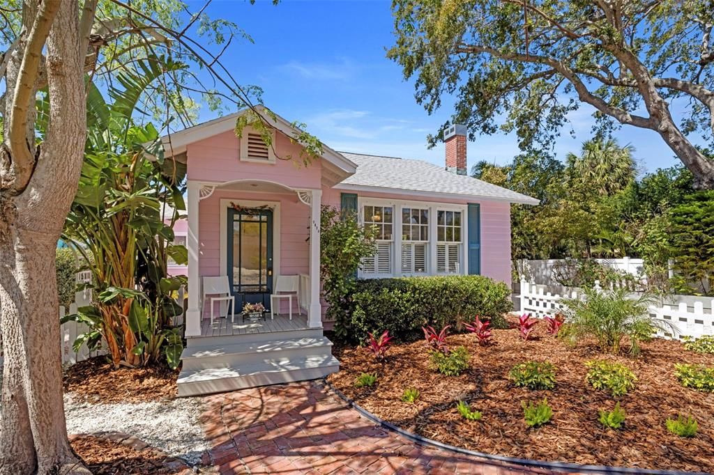 合同活跃: $425,000 (1 贝兹, 1 浴室, 1010 平方英尺)