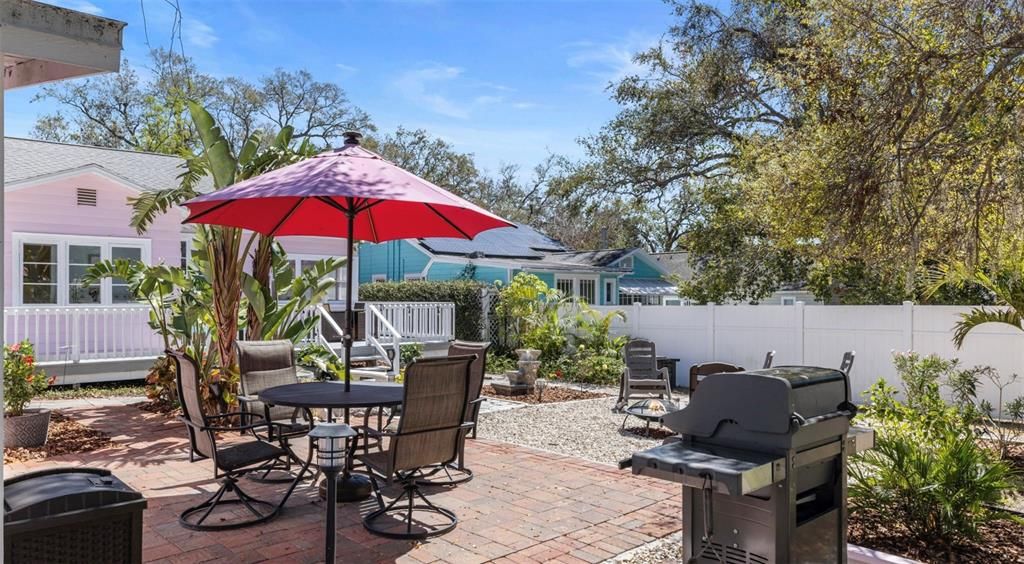 合同活跃: $425,000 (1 贝兹, 1 浴室, 1010 平方英尺)