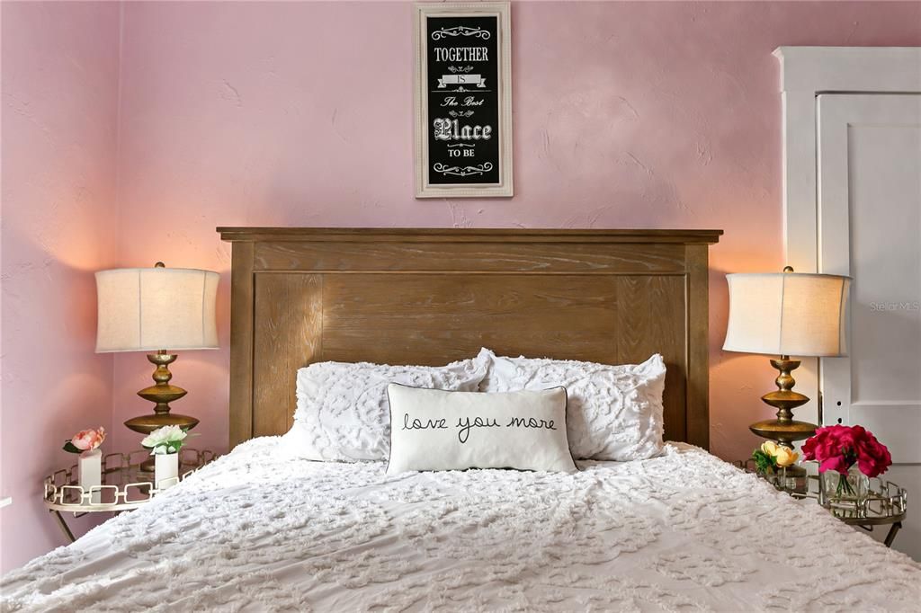 合同活跃: $425,000 (1 贝兹, 1 浴室, 1010 平方英尺)