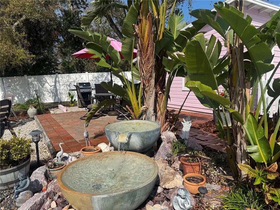 合同活跃: $425,000 (1 贝兹, 1 浴室, 1010 平方英尺)