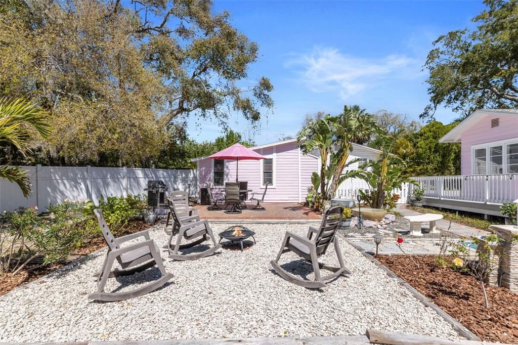 合同活跃: $425,000 (1 贝兹, 1 浴室, 1010 平方英尺)