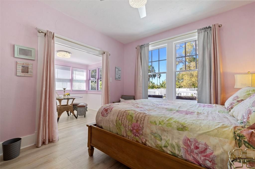 合同活跃: $425,000 (1 贝兹, 1 浴室, 1010 平方英尺)