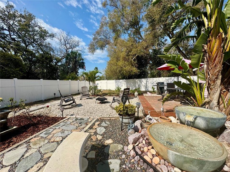 合同活跃: $425,000 (1 贝兹, 1 浴室, 1010 平方英尺)