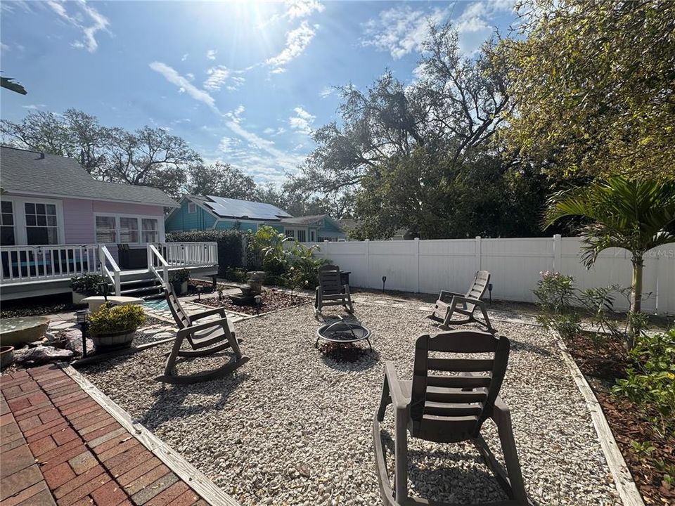 合同活跃: $425,000 (1 贝兹, 1 浴室, 1010 平方英尺)