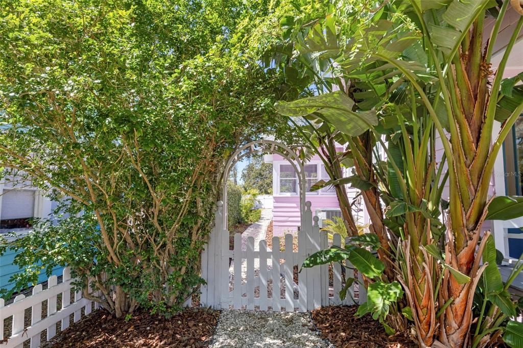 合同活跃: $425,000 (1 贝兹, 1 浴室, 1010 平方英尺)