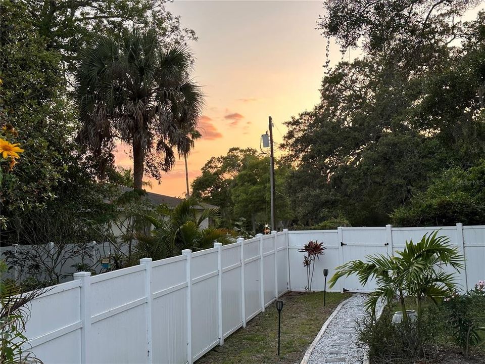 合同活跃: $425,000 (1 贝兹, 1 浴室, 1010 平方英尺)