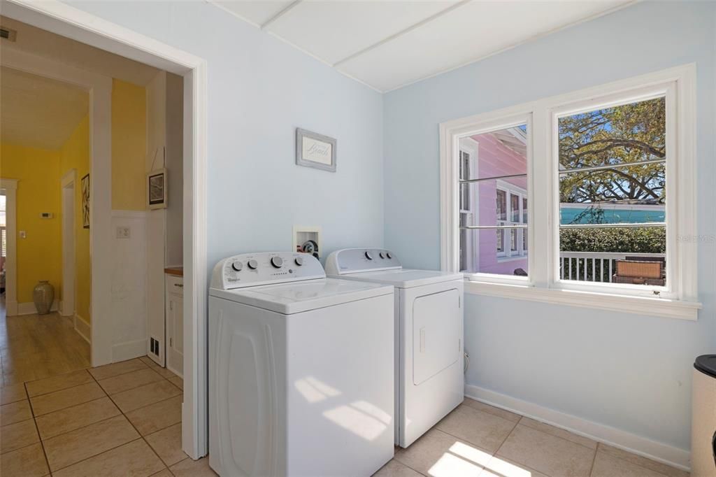 合同活跃: $425,000 (1 贝兹, 1 浴室, 1010 平方英尺)